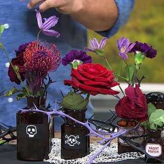 Tischdeko mit Rose und Apotherkerfläschen