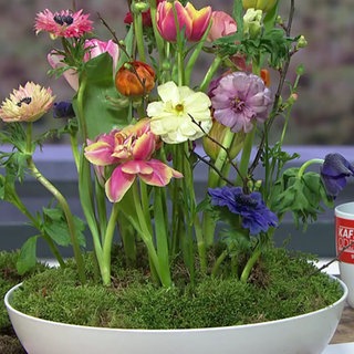 Tischdekoration mit Frühlingsblumen