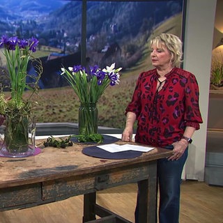 Moderatorin Heike Greis mit Floristin im Studio
