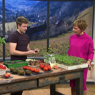 Moderatorin Evelin König mit Gärtner im Studio