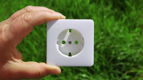 Grünen Strom erzeugen: Welche Steckdose für ein Balkonkraftwerk