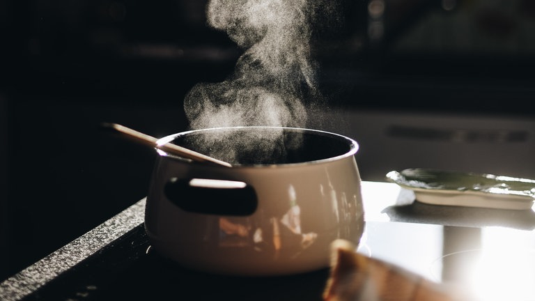 Kochendes Wasser in einem Kochtopf, der auf einem Herd steht