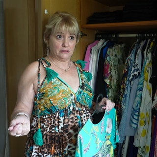 Heloisa Wunder aus Kaiserslautern zeigt ihren Kleiderschrank