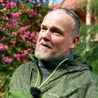 Peter Straub zeigt seinen Kameliengarten.