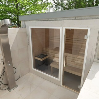 Das Team um Tobias Biersch entwirft und montiert für einen Kunden eine exklusive Außensauna.