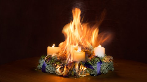 Wenn der Adventskranz Feuer fängt, ist schnelles Handeln gefragt.