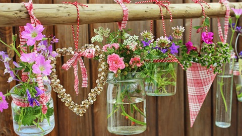 Frühlingsdeko mit Blumen sind eine schöne Idee, um 2025 Farbe ins Haus zu bringen.