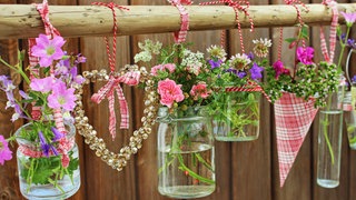 Frühlingsdeko mit Blumen sind eine schöne Idee, um 2025 Farbe ins Haus zu bringen.