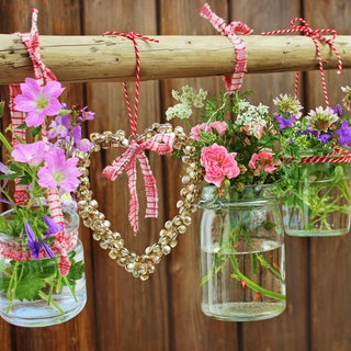 Frühlingsdeko mit Blumen sind eine schöne Idee, um 2025 Farbe ins Haus zu bringen.