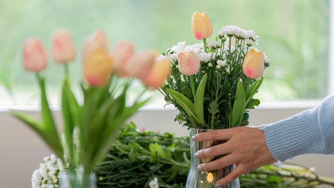 Frühlingsdeko: Tulpen und Margeriten in einer Vase für einen richtig frühlinghaften Blumenstrauß.