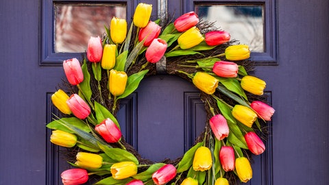 Der Blumenkranz aus Tulpen bringt den Frühling nach Hause.
