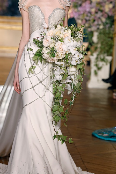 Brautkleid mit opulentem Brautstrauß bei der Haute-Couture-Show von Miss Sohee im Januar 2025.