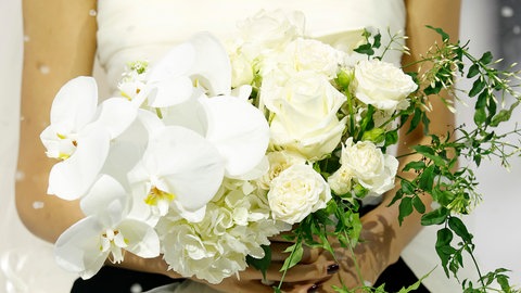 Brautkleid und Brautstrauß bei der Richard Quinn Show in London 2025.