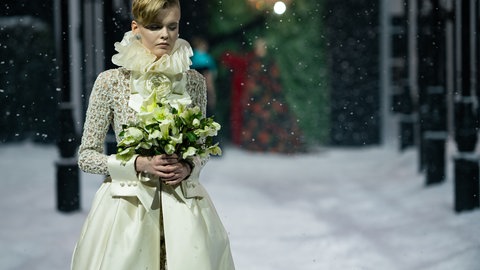 Brautkleid mit Brautstrauß bei der Richard Quinn Show bei der London Fashion Week im Februar 2025.