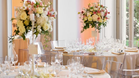 Eine Hochzeitstafel dekoriert mit Blumen.