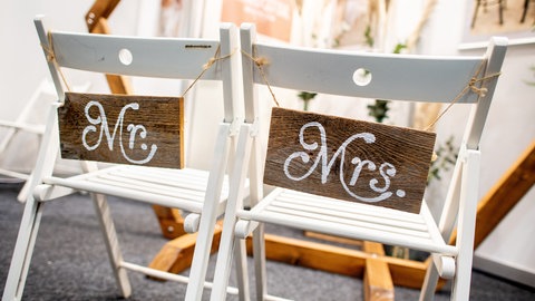 Stühle für ein Brautpaar mit Tafeln der Aufschrift Mr. & Mrs. 