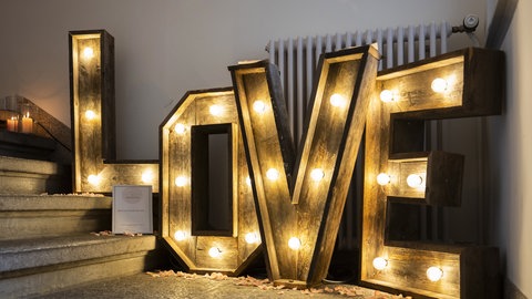 Hochzeitsdekoration: Beleuchteter Schriftzug "LOVE"