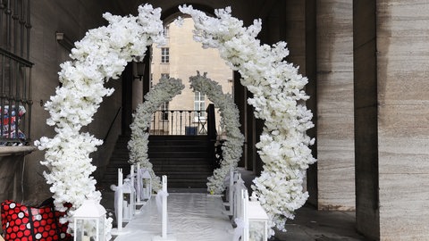 Hochzeitsbögen aus weißen Blumen.