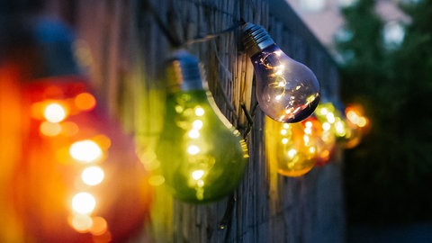 Verschiedenfarbige LED-Lampen sorgen für eine stimmungsvolle Beleuchtung im Garten.