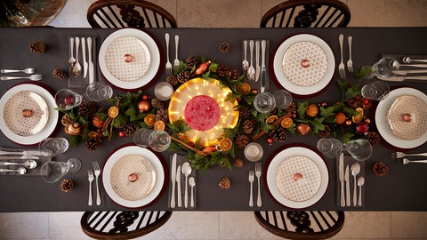 Weihnachtsdeko für den Tisch selber machen mit Ästen und Kugeln.