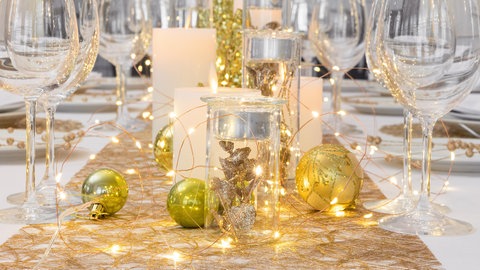 Goldene Weihnachtsdeko mit Tischläufer.