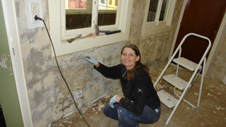 Frau nkiet in einem Haus das saniert wird