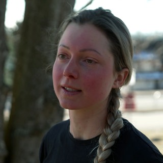 Baumpflegerin Carina Hirsch aus St. Märgen steht vor einer Buche.