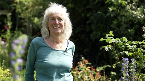 Juliane Schick steht in ihrem Garten in Stuttgart Heslach