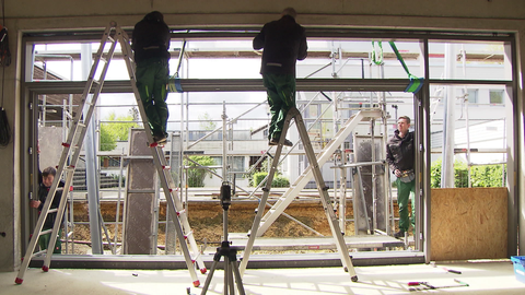 Fensterbauer setzen bodentiefes Fenster ein