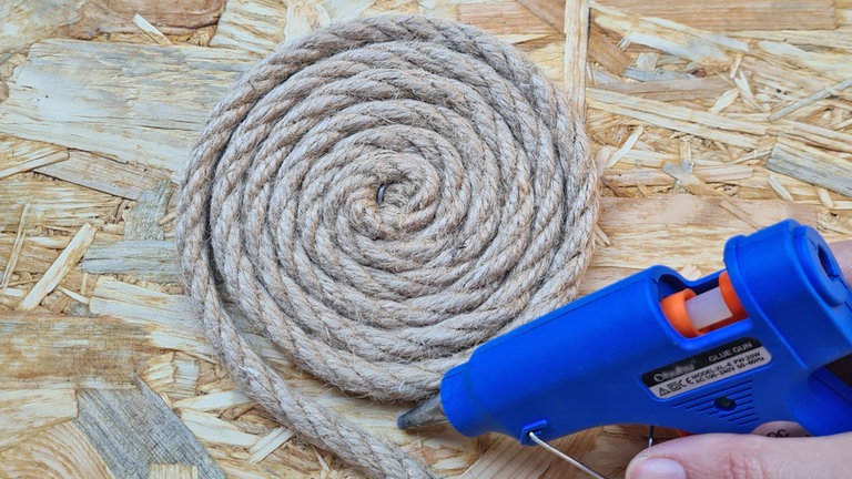 So wird aus alten Autoreifen ein Tisch