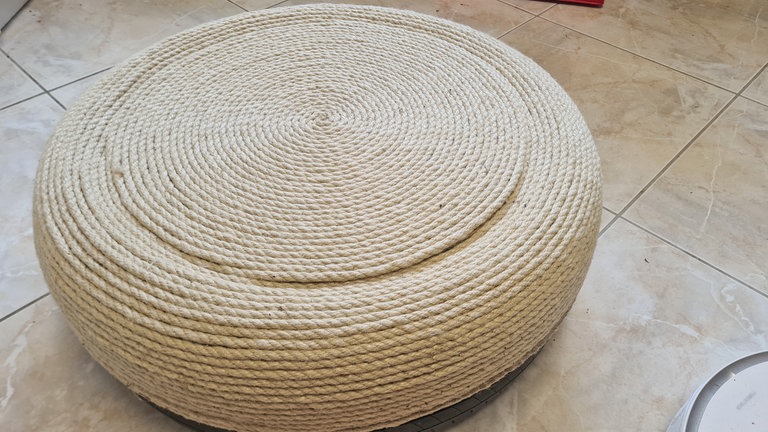 Tisch aus einem alten Autoreifen