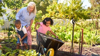Eine Großmutter gärtnert mit ihren zwei Enkelkindern | So können Sie mit Veränderungen im Garten umgehen