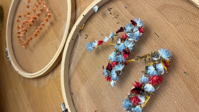 getrocknete Blüten im Stickrahmen