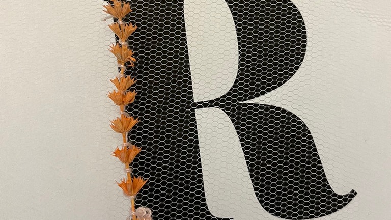 getrocknete Blüten im Stickrahmen