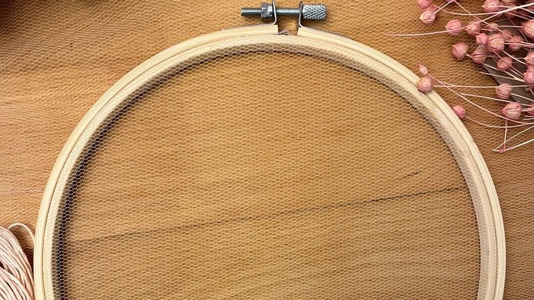 getrocknete Blüten im Stickrahmen