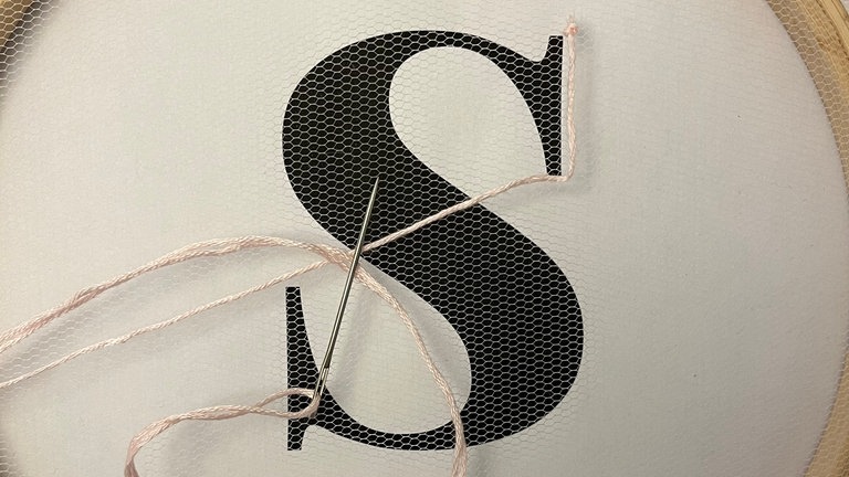 getrocknete Blüten im Stickrahmen