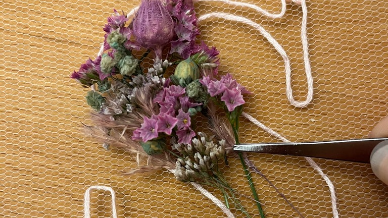 getrocknete Blüten im Stickrahmen