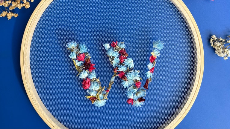 getrocknete Blüten im Stickrahmen