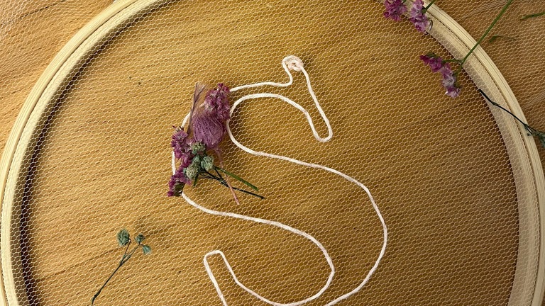 getrocknete Blüten im Stickrahmen