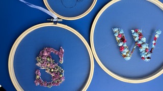 getrocknete Blüten im Stickrahmen