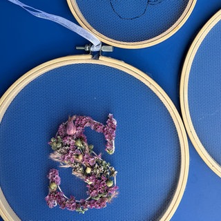 getrocknete Blüten im Stickrahmen