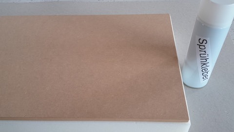 Holzkiste mit Sitzpolster