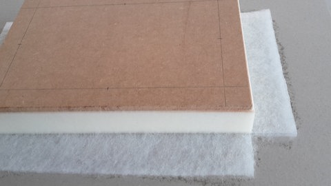 Holzkiste mit Sitzpolster