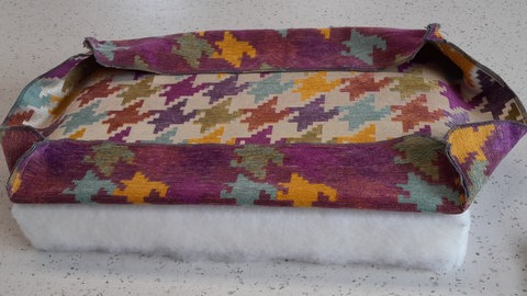 Holzkiste mit Sitzpolster