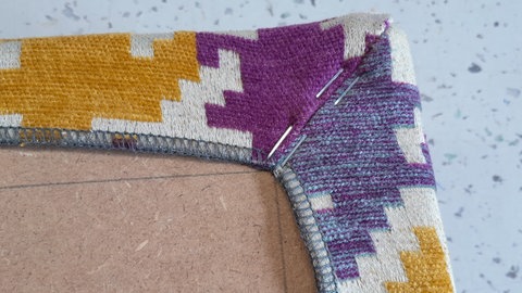 Holzkiste mit Sitzpolster