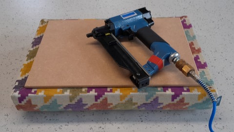 Holzkiste mit Sitzpolster