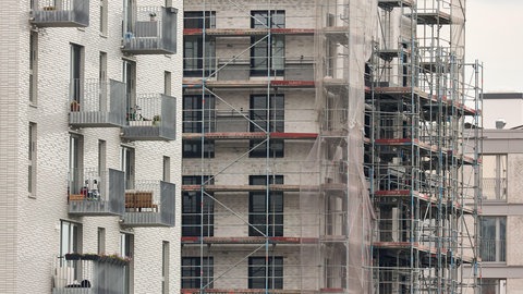 Blick auf eine Baustelle in der Hafencity bei den Elbbrücken.