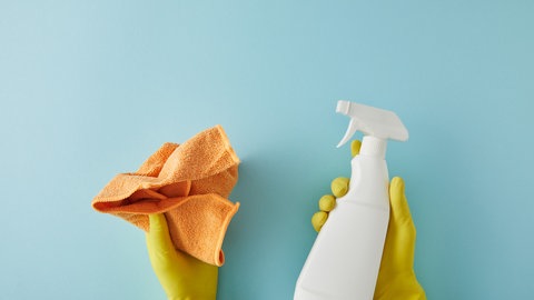 Sprühflasche mit Tuch