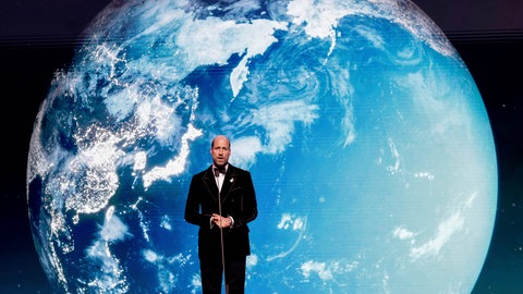 Prinz William steht bei der Earthshot-Preisverleihung vor einer Weltkugel.