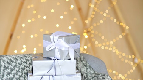 Alternativer Weihnachtsbaum aus Holz mit Lichterketten dekoriert.